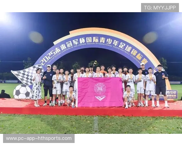 冠军球队球员参与校园足球普及活动助力青训发展,校园足球冠军杯 冠军球队球员参与校园足球普及活动助力青训发展,校园足球冠军杯