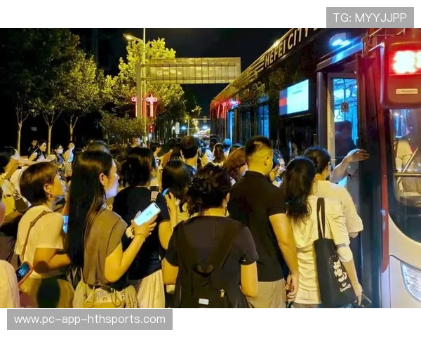 场馆公共交通接驳问题引发城市管理讨论