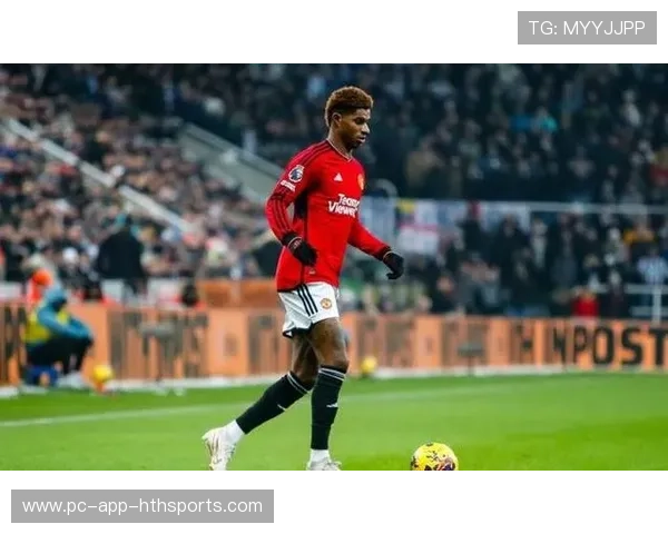 曼联边路传中精准，拉什福德头球顶入要害位置