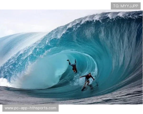 冲浪选手挑战巨浪失败，冲上岸后对镜头比耶